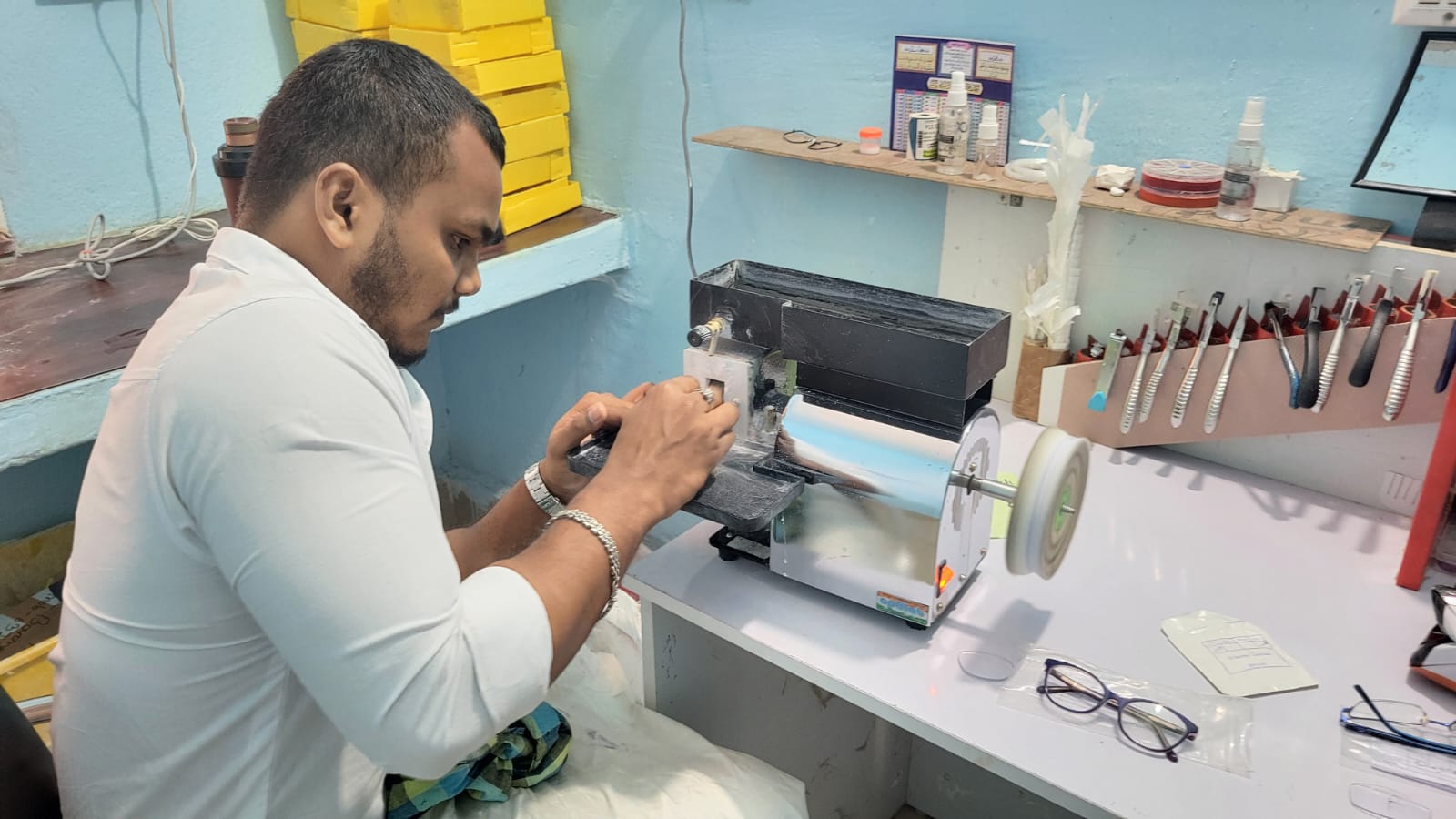 Precision Lens Manufacturing at LensLab